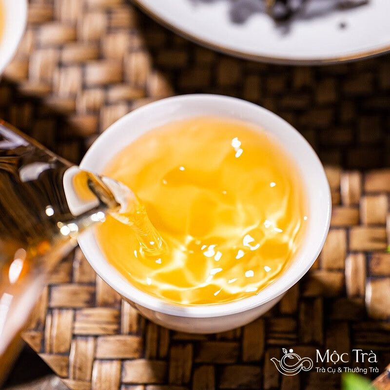 Nước trà vàng sáng trong trẻo